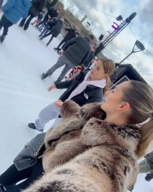 Eva Zapico Instagram - A wholesome few days 🫶🏽🎄❄️🎅🏼🥂⛸