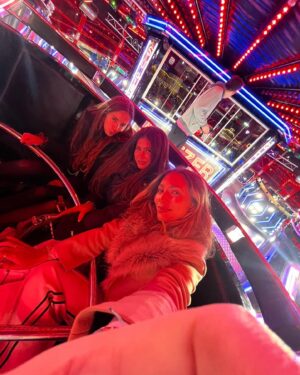 Eva Zapico Instagram - A wholesome few days 🫶🏽🎄❄️🎅🏼🥂⛸