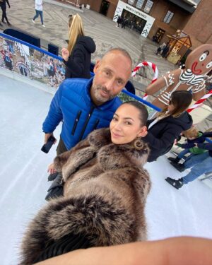 Eva Zapico Instagram - A wholesome few days 🫶🏽🎄❄️🎅🏼🥂⛸