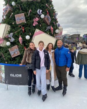 Eva Zapico Instagram - A wholesome few days 🫶🏽🎄❄️🎅🏼🥂⛸