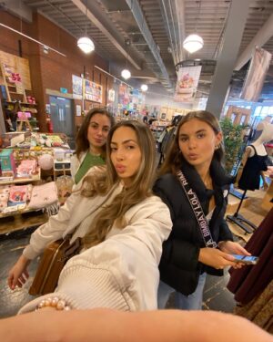 Eva Zapico Instagram - Life update 🫶🏽🍝🐶👯‍♀️🍉