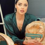 Evagelia Siriopoulou Instagram - Για να δούμε, που θα ταξιδέψουμε…💚 #evageliasiriopoulou #actress #fashionstyle