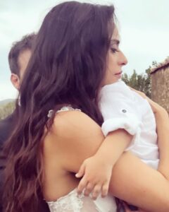 Evagelia Siriopoulou Instagram - Για την βάφτιση του Νικόλα μας διαλέξαμε τα καλύτερα γιατί ένας είναι ο πρωταγωνιστής στην ζωή μας!!! Οι ωραιότεροι και οι καλύτεροι νονοί του κόσμου… @smaragda_karidi_official @atheridis_thodoris_official @sklgeorge @michalis_marinos_official Ευχαριστούμε πολύ τον @steliosmanolas_ και @stovabambini για τα ωραιότερα βαφτιστικά που έφτιαξε για το αγόρι μας!💕🙏 @picme.gr_photography 📸 #love #❤️