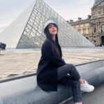 Evagelia Siriopoulou Instagram - Παρίσι💚 #evageliasiriopoulou #actress #paris #travelphotography #louvre #arkdetriompheparis #goodmorning