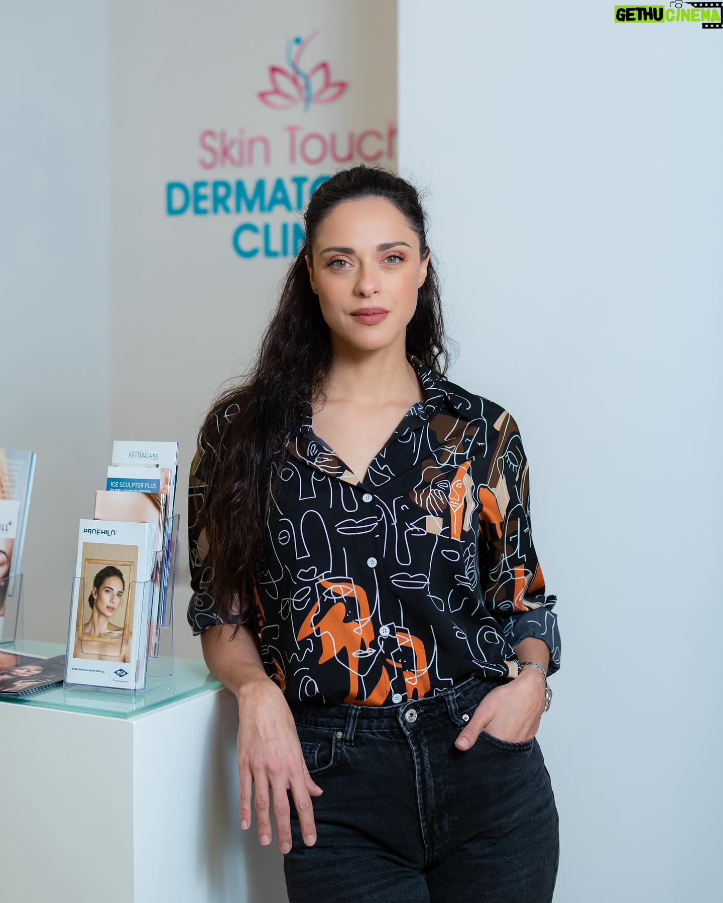 Evagelia Siriopoulou Instagram - CHRISTMAS GIVEAWAY Skin Touch Dermatology Clinic HUGE CHRISTMAS GIVEAWAY ΣΥΝΟΛΙΚΗΣ ΑΞΙΑΣ 5.000€ 🎄🎅🎁 Ακολούθησε τα βήματα και μπες στην κλήρωση για να κερδίσεις super χριστουγεννιάτικες θεραπείες λάμψης και ομορφιάς, σε συνεργασία με το αγαπημένο μου @skintouchdermatology clinic. Δώσε προσοχή στα βήματα: • follow the doctor @skintouchdermatology •follow @evagelia_siriopoulou_official •tag 3 φιλους ! Μπορείς να πάρεις μερος όσες φορές θέλεις με διαφορετικά tags κάθε φορά. * 1ος νικητής κερδίζει ολοκληρωμένο πακέτο θεραπειών προσώπου ( Botox, μέσοθεραπεία peeling λάμψης fillers υαλουρονικού οξέος). * 2ος νικητής κερδίζει ολοκληρωμένο πακέτο αδυνατίσματος και σύσφιξης με συνδυαστική θεραπεία κρυολιπόλυσης - (RF) ραδιοσυχνότητες Cocoon Duotechnology * 3ος, 4ος νικητής κερδίζει ένα ολοκληρωμένο πακέτο αποτρίχωσης Laser Alexandrite Candela γάμπες - μπικίνι- μασχάλες ( 1 συνεδρία) * 5ος, 6ος νικητής κερδίζει πακέτο αποτρίχωσης Laser Alexandrite Candela μπικίνι-μασχάλες ( 4 συνεδρίες) * 7ος, 8ος, 9ος , 10ος νικητής κερδίζει έναν ολοκληρωμένο βαθύ ιατρικό καθαρισμό προσώπου δερμοαπόξεση με διαμάντι. Good Luck 🎄🎁 Με το νέο έτος θα γίνει η κλήρωση…🎁💕