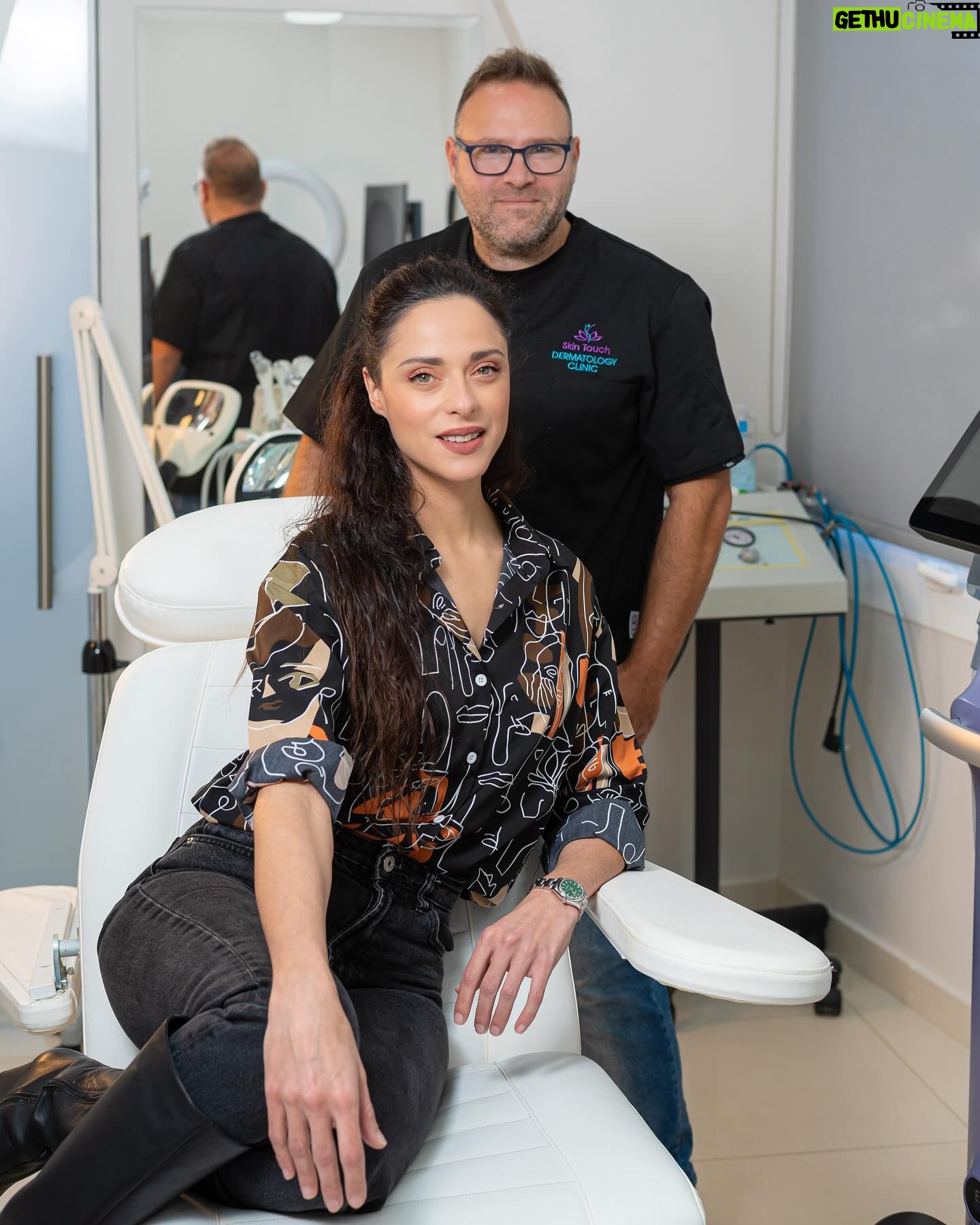 Evagelia Siriopoulou Instagram - CHRISTMAS GIVEAWAY Skin Touch Dermatology Clinic HUGE CHRISTMAS GIVEAWAY ΣΥΝΟΛΙΚΗΣ ΑΞΙΑΣ 5.000€ 🎄🎅🎁 Ακολούθησε τα βήματα και μπες στην κλήρωση για να κερδίσεις super χριστουγεννιάτικες θεραπείες λάμψης και ομορφιάς, σε συνεργασία με το αγαπημένο μου @skintouchdermatology clinic. Δώσε προσοχή στα βήματα: • follow the doctor @skintouchdermatology •follow @evagelia_siriopoulou_official •tag 3 φιλους ! Μπορείς να πάρεις μερος όσες φορές θέλεις με διαφορετικά tags κάθε φορά. * 1ος νικητής κερδίζει ολοκληρωμένο πακέτο θεραπειών προσώπου ( Botox, μέσοθεραπεία peeling λάμψης fillers υαλουρονικού οξέος). * 2ος νικητής κερδίζει ολοκληρωμένο πακέτο αδυνατίσματος και σύσφιξης με συνδυαστική θεραπεία κρυολιπόλυσης - (RF) ραδιοσυχνότητες Cocoon Duotechnology * 3ος, 4ος νικητής κερδίζει ένα ολοκληρωμένο πακέτο αποτρίχωσης Laser Alexandrite Candela γάμπες - μπικίνι- μασχάλες ( 1 συνεδρία) * 5ος, 6ος νικητής κερδίζει πακέτο αποτρίχωσης Laser Alexandrite Candela μπικίνι-μασχάλες ( 4 συνεδρίες) * 7ος, 8ος, 9ος , 10ος νικητής κερδίζει έναν ολοκληρωμένο βαθύ ιατρικό καθαρισμό προσώπου δερμοαπόξεση με διαμάντι. Good Luck 🎄🎁 Με το νέο έτος θα γίνει η κλήρωση…🎁💕