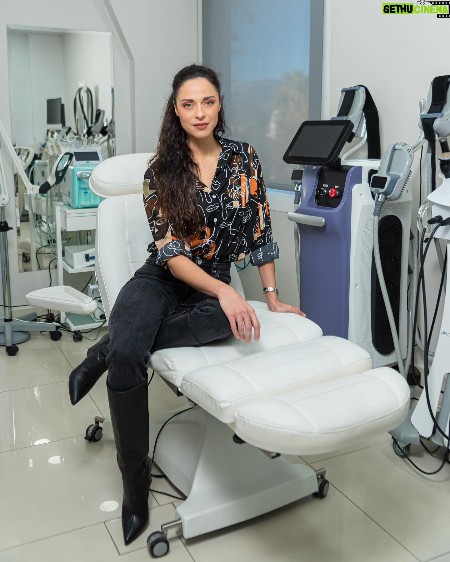 Evagelia Siriopoulou Instagram - CHRISTMAS GIVEAWAY Skin Touch Dermatology Clinic HUGE CHRISTMAS GIVEAWAY ΣΥΝΟΛΙΚΗΣ ΑΞΙΑΣ 5.000€ 🎄🎅🎁 Ακολούθησε τα βήματα και μπες στην κλήρωση για να κερδίσεις super χριστουγεννιάτικες θεραπείες λάμψης και ομορφιάς, σε συνεργασία με το αγαπημένο μου @skintouchdermatology clinic. Δώσε προσοχή στα βήματα: • follow the doctor @skintouchdermatology •follow @evagelia_siriopoulou_official •tag 3 φιλους ! Μπορείς να πάρεις μερος όσες φορές θέλεις με διαφορετικά tags κάθε φορά. * 1ος νικητής κερδίζει ολοκληρωμένο πακέτο θεραπειών προσώπου ( Botox, μέσοθεραπεία peeling λάμψης fillers υαλουρονικού οξέος). * 2ος νικητής κερδίζει ολοκληρωμένο πακέτο αδυνατίσματος και σύσφιξης με συνδυαστική θεραπεία κρυολιπόλυσης - (RF) ραδιοσυχνότητες Cocoon Duotechnology * 3ος, 4ος νικητής κερδίζει ένα ολοκληρωμένο πακέτο αποτρίχωσης Laser Alexandrite Candela γάμπες - μπικίνι- μασχάλες ( 1 συνεδρία) * 5ος, 6ος νικητής κερδίζει πακέτο αποτρίχωσης Laser Alexandrite Candela μπικίνι-μασχάλες ( 4 συνεδρίες) * 7ος, 8ος, 9ος , 10ος νικητής κερδίζει έναν ολοκληρωμένο βαθύ ιατρικό καθαρισμό προσώπου δερμοαπόξεση με διαμάντι. Good Luck 🎄🎁 Με το νέο έτος θα γίνει η κλήρωση…🎁💕