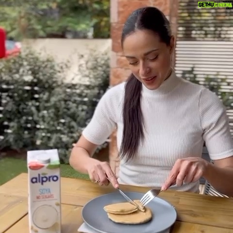 Evagelia Siriopoulou Instagram - Δράμα το πρωινό χωρίς alpro και γι’ αυτό το αγαπημένο μου φυτικό ρόφημα έχει έναν μοναδικό διαγωνισμό για όλους! Γράψε μου στα σχόλια τον δικό σου μοναδικό τρόπο που απολαμβάνεις το alpro και μπες στην κλήρωση για να κερδίσεις τα αγαπημένα σου προϊόντα alpro, χωρίς δράματα. 😝 #alpro #plantbased #apolausetometontroposou