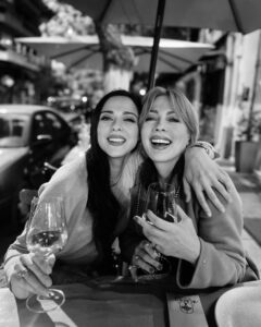 Evagelia Siriopoulou Instagram - Νύχτες στη Σαλονίκη με τη Βαγγελιώ μου την υπέρκαλλονοκουμπάρα μου 🩷 @evagelia_siriopoulou_official