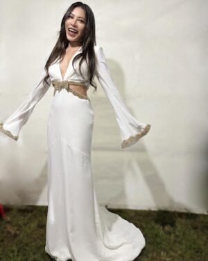 Eve Ai Instagram - 很開心今天打扮成嫦娥來跟大家過中秋🥮

謝謝台中東勢

-

化妝：曾國維
髮型： @hc__walter 
造型：李昱緯、Rose
禮服： @barly_bridal 
飾品： @_laninaboutique