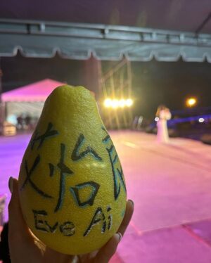 Eve Ai Instagram - 很開心今天打扮成嫦娥來跟大家過中秋🥮

謝謝台中東勢

-

化妝：曾國維
髮型： @hc__walter 
造型：李昱緯、Rose
禮服： @barly_bridal 
飾品： @_laninaboutique