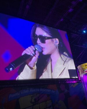 Eve Ai Instagram - 前陣子身體不太好，突然急性結膜炎，特寫實在無法睜眼，演出也決定戴著墨鏡，謝謝主辦的體諒！不過放心我已經好很多了！工作一如往常進行中！

附上一張 @kuangpingtso 側拍的演唱照，希望看起來不會太刻薄❤️

謝謝健身工廠 @fitness_factory_taiwan 
好愛你們！

-

妝：曾國維
髮：Janice Chen
造型：李昱緯、曾雅筠
服裝： @jetezo
飾品： @william_and_feb