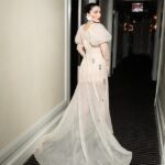 Eve Hewson Instagram – On my way to Ariana ✨🧝‍♀️🧚🏽‍♂️
📸 by @emwajones
