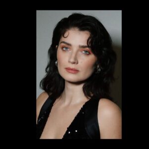 Eve Hewson Instagram - ‘twas an honour!!!! 💚🇮🇪💚

Hair @halleybrisker 
Make up @kateleemakeup 
Styling @kateyoung 
@narrativepr 
@oscarwildeawardsla