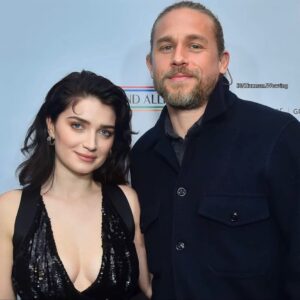 Eve Hewson Instagram - ‘twas an honour!!!! 💚🇮🇪💚

Hair @halleybrisker 
Make up @kateleemakeup 
Styling @kateyoung 
@narrativepr 
@oscarwildeawardsla