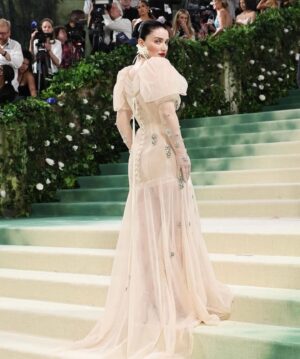 Eve Hewson Instagram - Representing for the home team last night at The Met Gala in SIMONE ROCHA 🇮🇪

Thank you Simone, for the most beautiful dress I’ve ever worn. 🤍 

And thank you to the greatest people you will ever meet! 
@karlawelchstylist 
@mollyrstern 
@halleybrisker 
@mattyhabs21
@gracewrightsell
@narrativepr 

❤️❤️❤️❤️❤️❤️