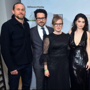 Eve Hewson Instagram - ‘twas an honour!!!! 💚🇮🇪💚

Hair @halleybrisker 
Make up @kateleemakeup 
Styling @kateyoung 
@narrativepr 
@oscarwildeawardsla