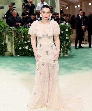 Eve Hewson Instagram - Representing for the home team last night at The Met Gala in SIMONE ROCHA 🇮🇪

Thank you Simone, for the most beautiful dress I’ve ever worn. 🤍 

And thank you to the greatest people you will ever meet! 
@karlawelchstylist 
@mollyrstern 
@halleybrisker 
@mattyhabs21
@gracewrightsell
@narrativepr 

❤️❤️❤️❤️❤️❤️
