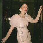Eve Hewson Instagram – Representing for the home team last night at The Met Gala in SIMONE ROCHA 🇮🇪

Thank you Simone, for the most beautiful dress I’ve ever worn. 🤍 

And thank you to the greatest people you will ever meet! 
@karlawelchstylist 
@mollyrstern 
@halleybrisker 
@mattyhabs21
@gracewrightsell
@narrativepr 

❤️❤️❤️❤️❤️❤️