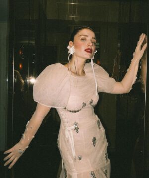 Eve Hewson Instagram - Representing for the home team last night at The Met Gala in SIMONE ROCHA 🇮🇪

Thank you Simone, for the most beautiful dress I’ve ever worn. 🤍 

And thank you to the greatest people you will ever meet! 
@karlawelchstylist 
@mollyrstern 
@halleybrisker 
@mattyhabs21
@gracewrightsell
@narrativepr 

❤️❤️❤️❤️❤️❤️