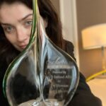 Eve Hewson Instagram – ‘twas an honour!!!! 💚🇮🇪💚

Hair @halleybrisker 
Make up @kateleemakeup 
Styling @kateyoung 
@narrativepr 
@oscarwildeawardsla