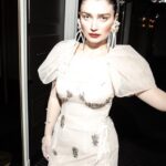 Eve Hewson Instagram – On my way to Ariana ✨🧝‍♀️🧚🏽‍♂️
📸 by @emwajones