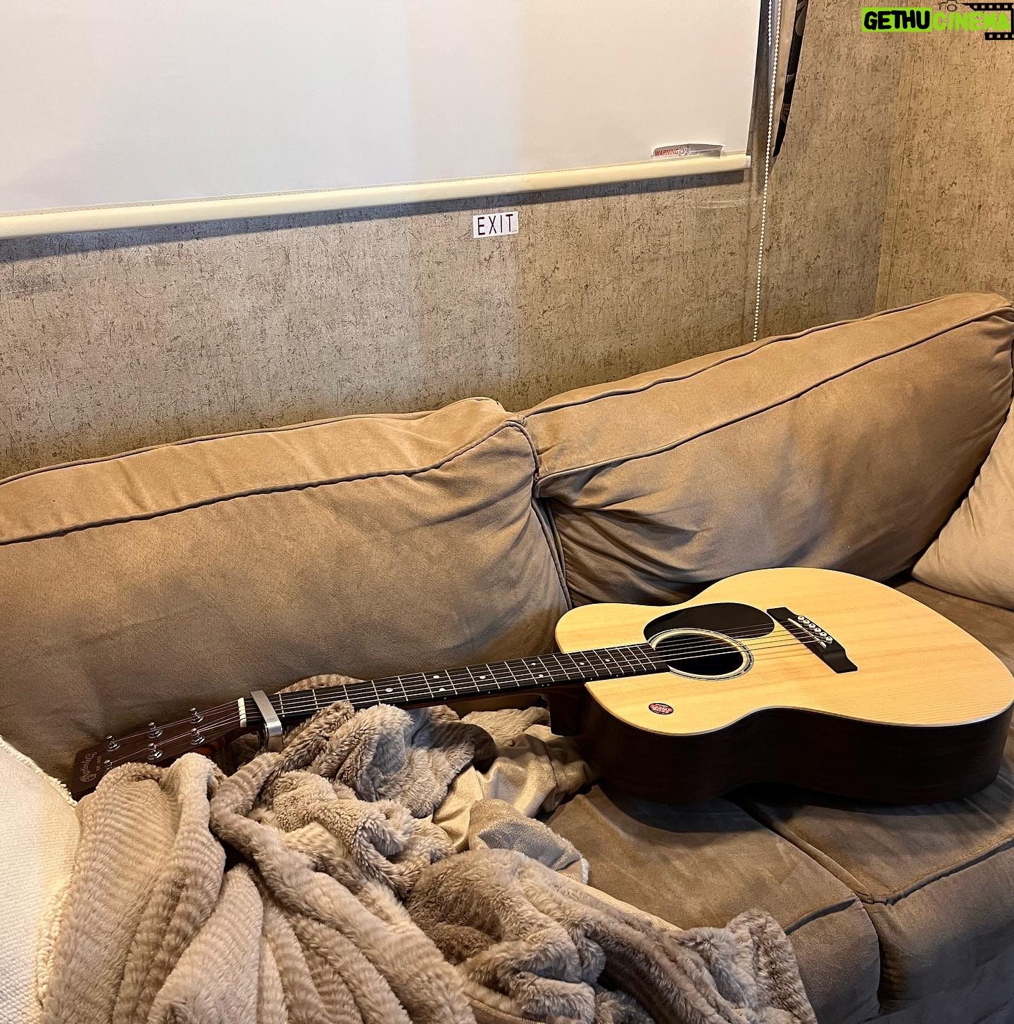 Eve Hewson Instagram - My accidental rockstar era has arrived. ❣️ I’m not sure how or why this happened. But I’m so glad it did. We spent last summer in Dublin writing and jamming and talking and smoking and somehow we came up with this >> You can stream our movie FLORA AND SON and listen to our soundtrack on @appletv @applemusic (My personal favourite is Dublin07 performed by me and the GREAT @orenkinlan ) Thank you John Carney and @garyclarkmusic for inviting me in on the fun. 💚🤍🧡 #floraandson