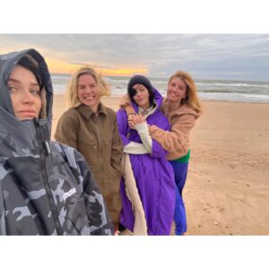 Eve Hewson Instagram - ✨2023✨
You were so good to me ⚡️

(….That strike hit different tho 🙃)

💚🤍🧡

2024, let’s find some peace. 🙏🏼
