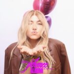 Evelina Instagram - Pehmee -juhlat oli just🫶🏼💜 ajoin kotiin uppoomaan sohvalle, avasin kokiksen ja tajusin et mul on tosi rakastettu olo!!!! oon niin otettu miten paljon oli porukkaa kuuntelee albumii ennakkoon ja niin kiitollinen siitä miten hauskaa oli 🥹 ihan koht albumi on maailmassa ja sit se o menoo ku aletaa valmistautuu Pehmee-kiertueelle oikee kunnolla 😈