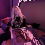 Evelina Instagram - sain Pehmee -platinalevyn 🥹🤍 mun neljäs albumi on platinaa ja maailman isoin kiitos kuuluu jokaselle teistä. kiitos kuunteluista, mun kuulemisesta, tuesta, viesteistä ja nyt myös ihanista keikkahetkistä ku rundi käynnisty viimeviikolla. oon tosi tosi onnekas 💜 olin äsken mun levy-yhtiön @universalmusicfin tupareissa esiintyy pari biisii ja ihana tiimini yllätti mut tällä vedon jälkeen. haluun paljastaa et mulla ei oo koskaan ollu yhtäkään levyä seinällä, osittain siks et en osaa porata ja osittain siks et must on tuntunu jotenkin hassulta tuoda urasaavutuksia kotiin, mut tää taulu.. must tuntuu et tä saattaa olla eka joka pääsee esille. ihan vaan siks et mä oon ollu tän tekoprosessin aikana niin intohimoinen ja sisukas ja rohkee ja herkkä ja auki ja jotenki vaan vaikeissakin olosuhteissa yks luonnonvoima mun päättäväisyyden kanssa ja tä taulu vois hyvin symboloida mulle sitä et itestään saa, voi ja pitää olla ylpee. mä en aina muista olla. kiitos 🤍 nähään Pehmee -kiertueella viikonloppuna: PE Baltic Princess, Turku LA Klubi, Tampere 🫶🏼