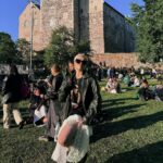 Evelina Instagram - Kävin ystävien kaa festareilla <3 tä oli mun toka kerta ikin vapaalla festaroimassa, viime eli eka kerta oli 2012 🧌 muunmuuassa seuraavat jutut teki mulle festarikokemuksesta onnistuneen ja turvallisen: - turvaihmiset joiden kaa oli sovittu et hengataan koko päivä - lemppariprotskupatukoita laukussa mums - selkee kommunikointi ja sopiminen et mitä keikkoja mennään katsomaan - omat korvatulpat - mukavasti & kerroksittain pukeutuminen ja sääilmiöihin varautuminen (rakeet yllätti silti!) - rakkolaastarit koska tietoinen riski; uudet kengät mutta oma valinta enkä valita jos hiertää 🥹 Ihanii festareita kaikille, koht alkaa omat kesän keikat fr enkä malttais venaa <3
