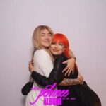Evelina Instagram - Pehmee -juhlat oli just🫶🏼💜 ajoin kotiin uppoomaan sohvalle, avasin kokiksen ja tajusin et mul on tosi rakastettu olo!!!! oon niin otettu miten paljon oli porukkaa kuuntelee albumii ennakkoon ja niin kiitollinen siitä miten hauskaa oli 🥹 ihan koht albumi on maailmassa ja sit se o menoo ku aletaa valmistautuu Pehmee-kiertueelle oikee kunnolla 😈