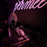 Evelina Instagram - sain Pehmee -platinalevyn 🥹🤍 mun neljäs albumi on platinaa ja maailman isoin kiitos kuuluu jokaselle teistä. kiitos kuunteluista, mun kuulemisesta, tuesta, viesteistä ja nyt myös ihanista keikkahetkistä ku rundi käynnisty viimeviikolla. oon tosi tosi onnekas 💜 olin äsken mun levy-yhtiön @universalmusicfin tupareissa esiintyy pari biisii ja ihana tiimini yllätti mut tällä vedon jälkeen. haluun paljastaa et mulla ei oo koskaan ollu yhtäkään levyä seinällä, osittain siks et en osaa porata ja osittain siks et must on tuntunu jotenkin hassulta tuoda urasaavutuksia kotiin, mut tää taulu.. must tuntuu et tä saattaa olla eka joka pääsee esille. ihan vaan siks et mä oon ollu tän tekoprosessin aikana niin intohimoinen ja sisukas ja rohkee ja herkkä ja auki ja jotenki vaan vaikeissakin olosuhteissa yks luonnonvoima mun päättäväisyyden kanssa ja tä taulu vois hyvin symboloida mulle sitä et itestään saa, voi ja pitää olla ylpee. mä en aina muista olla. kiitos 🤍 nähään Pehmee -kiertueella viikonloppuna: PE Baltic Princess, Turku LA Klubi, Tampere 🫶🏼