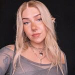 Evelina Instagram – mä mursin mun varpaan eilen ku liu’uin pörrösukilla lattialla 🧌