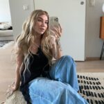Evelina Instagram - keikkahehkutus lippuarvonta koska täl viikol alkaa kiertue!!! 💜 Pehmee Tour nähää ekal viikol täällä: PE Imatra Osmos Cosmos 🪐 LA Lahti Finlandia-klubi 🫶🏼 kommentoi kumpana päivänä tulisit sekä kenen kaa TAAAAIII minkä biisin haluut kuulla uudelt Pehmee -albumilta, arvon molemmille illoille kaks voittajaa jotka saa tuoda kamun kans 😈 voittajien DMiin slaidataan torstai-iltana, onneee!! nyt meen kihartaa peruukin ja viikkaa vaatteet laukkuun valmiiks ku en malttais enää venaa, koko Pehmee -kiertueen mestat ja päivät näkyy evelina.fi 💜 koht mennää!!