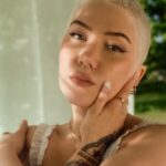 Evelina Instagram - heeeeei, huomenna Onnellinen feat. Nelli Matula on vihdoin koko maailman kuultavissa 🫶🏼 keväällä mulle kantautu viesti että itse Olavi Uusivirta toivoo et mä uudelleenversioin tän biisin ja mun oli maailman helpoin sanoa kyllä. tä on iso kunnia, sillä tä biisi on paitsi rakastettu klassikko, myös mulle tärkee vuosien takaa. mä muistan kun oli kesäloma, MTV pyöritti vielä musavideoita ja tän biisin haikeus ja keveys oli ala-asteikäselle Evelle kiehtovaa ja vierastakin – lapsena en ymmärtäny et miks joku haluis tyytyä johonkin. nyt tiiän et se et saa luvalla olla keskeneräinen on yks ihanimpii paikkoja olla. kiitos kunniasta @olaviuusivirta ja pyynnöstä versioida, kiitos kenties maamme kovin vokalisti ja ihana @nellimatula kun oot mukana. huomenna vihdoin kuulette, en malttais oottaa 🤍