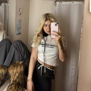 Evelina Instagram - mä tarviin vähä breikkii, lähe mun mukaan baby
voitaisko me leikkii et otetaa loparit tehää niil oharit