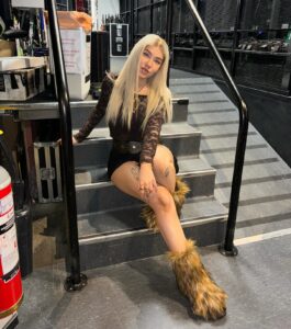 Evelina Instagram - pikku lämpät ennen keikkaa 🏋️ kiitos tahko ja viking grace!! <3 ensviikol lisää laivoja: silja symphony ja viking xprs 🤍 miettikää et @amielatisha otti näin hyvii kuvii must vaa kasuaalisti kaks min ennen ku intro alko