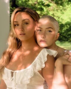 Evelina Instagram - Onnellinen feat. Nelli Matula ulkona ensi perjantaina 30.6. ☁️✨ mulle kantautu viesti keväällä että ihana Olavi Uusivirta toivoo just mun tekevän version hänen On niin helppoo olla onnellinen -biisistään ja mä suostuin samalla sekunnilla, tietty, huh, ja pian te kuulette mun biisin Onnellinen feat. upee Nelli Matula 🫶🏼