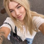 Evelina Instagram - pehmeitä päiviä!!! 1. eve :) 2. albumilistan toka!!! oon niiin ilonen et mun biisit on löytäny tiensä teiän luo 🫶🏼 3. hyperfiksaatio syysmallistoa 2023!!! (siltä varalta et kiinnostaa: baldur’s gate 3 early access, pelaan high elf barbaarii ja mun party on nyt lvl 5) 4. koin teoksen poptähteydestä joka inspiroi, itketti (sekä paikan päällä että myöhemmin kotona) ja soi päässä
