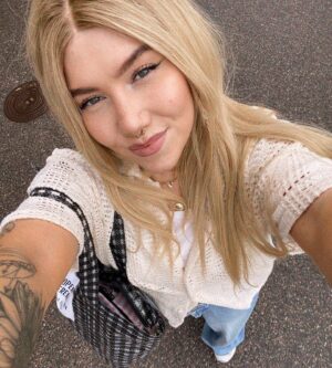 Evelina Instagram - pehmeitä päiviä!!! 
1. eve :)
2. albumilistan toka!!! oon niiin ilonen et mun biisit on löytäny tiensä teiän luo 🫶🏼 
3. hyperfiksaatio syysmallistoa 2023!!! (siltä varalta et kiinnostaa: baldur’s gate 3 early access, pelaan high elf barbaarii ja mun party on nyt lvl 5)
4. koin teoksen poptähteydestä joka inspiroi, itketti (sekä paikan päällä että myöhemmin kotona) ja soi päässä