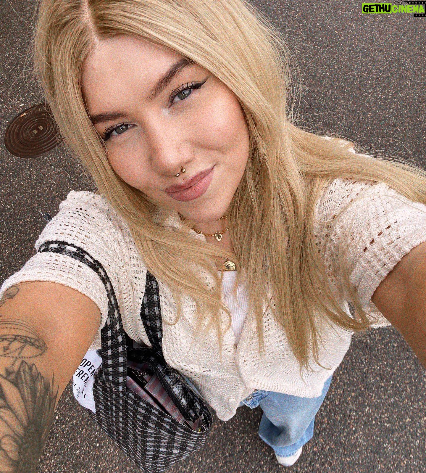 Evelina - 5.5K Likes - pehmeitä päiviä!!!
1. eve :)
2. albumilistan toka!!! oon niiin ilonen et mun biisit on löytäny tiensä teiän luo 🫶🏼
3. hyperfiksaatio syysmallistoa 2023!!! (siltä varalta et kiinnostaa: baldur’s gate 3 early access, pelaan high elf barbaarii ja mun party on nyt lvl 5)
4. koin teoksen poptähteydestä joka inspiroi, itketti (sekä paikan päällä että myöhemmin kotona) ja soi päässä