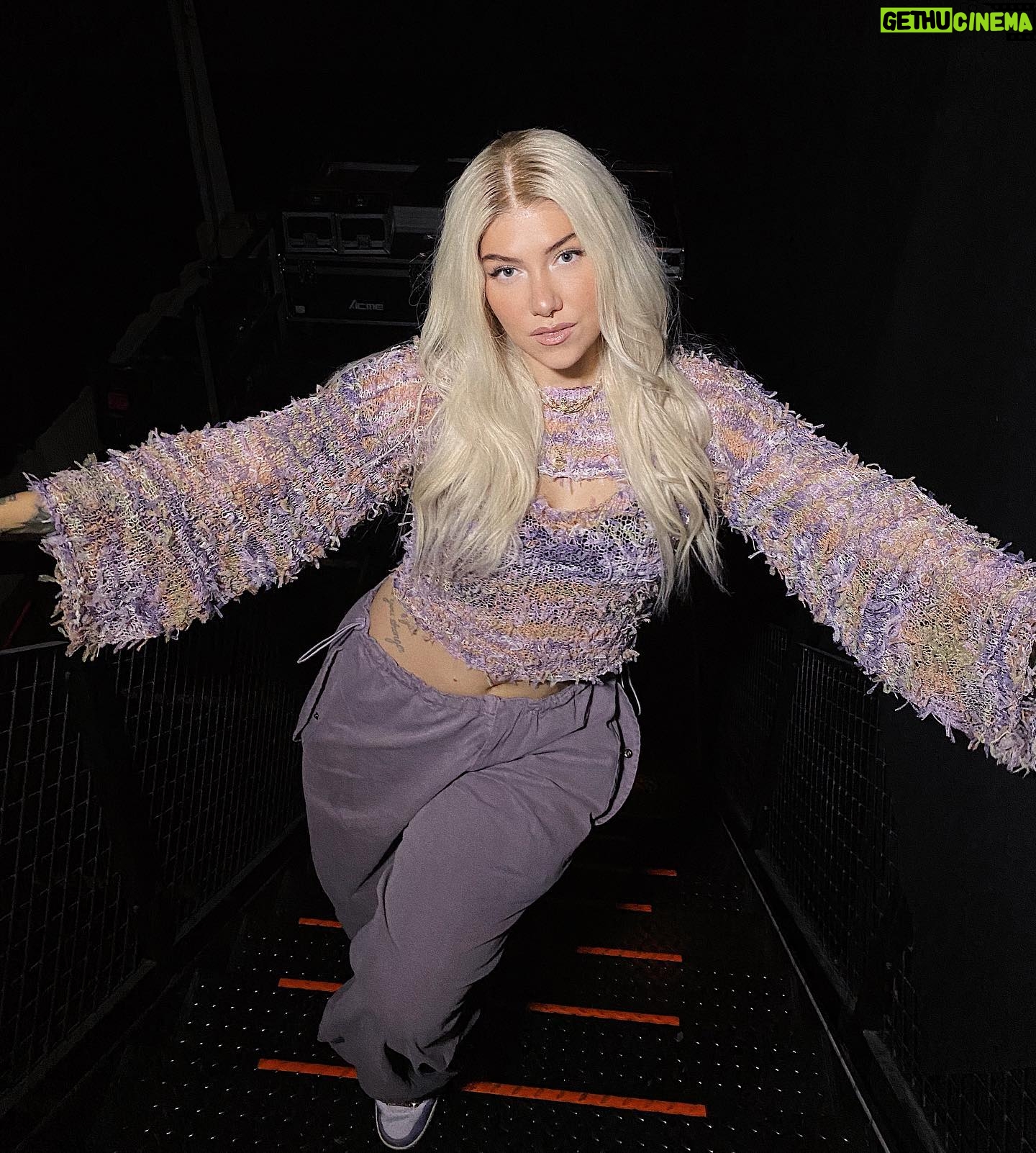 Evelina Instagram - huomenna Pehmee Tour Lutakossa, Jyväskylässä!! 💜 showtime 22:00, illan avaa @stormysenya 21:00 ✨ on ollu unohtumattomii keikkoi ja kohtaamisiii, on ollu ihanaa päästä vetää tuttujen lempparien lisäks koko neljäs albumi ja nähä ja kuulla ja tuntea et ootte löytäny Pehmeen 🥹🫶🏼 Pehmee Tour lokakuussa: 13.10. Umpitunneli, Tornio 14.10. 45 Special, Oulu 18.10. Silja Serenade 20.10. Viking Grace 21.10. Tavastia, Helsinki 27.10. Sawohouse, Kuopio 28.10. Bailupaatti, Baltic Princess kaikki keikat evelina.fi 💜