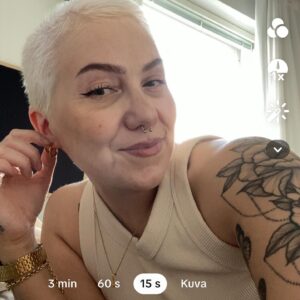 Evelina Instagram - mikä eve oot tänää
1. pelkkää tasasta, taas tuijotan luurii
2. jekkuli :P
3. mä tarviin vähä breikkii
4. TOSI jekkuli!! :D
5. unes
6. tämmönen? 
kiitos niin paljon ihanasta vastaanotosta sä <3 mä -biisille 🥹🫶🏼 en malta oottaa et kuulette koko levyn ja et nähään pehmee-kiertueella!! jeee