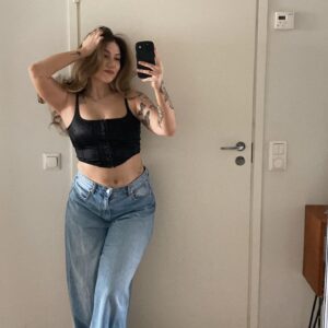 Evelina Instagram - ihanaa juhannusta kaikki 🫶🏼 mä meinaan pelaa videopelejä kotona niin kauan ku pysyn hereillä ja juoda limsaa niin paljon ku jaksan 🥹