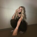 Evelina Instagram - huomenna Pehmee Tour Kouvolassa @mulliganskouvola ✨🖤 showtime 00:00!