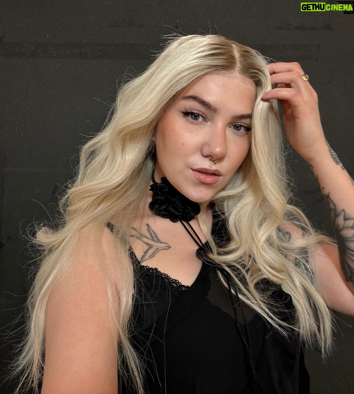 Evelina Instagram - Pehmee Tour baby, tänään Pub Pikkupässi Karkkilassa!! tääl on ollu aina ihana meno, en malta oottaa iltaa 🖤showtime 22:30 🫶🏼