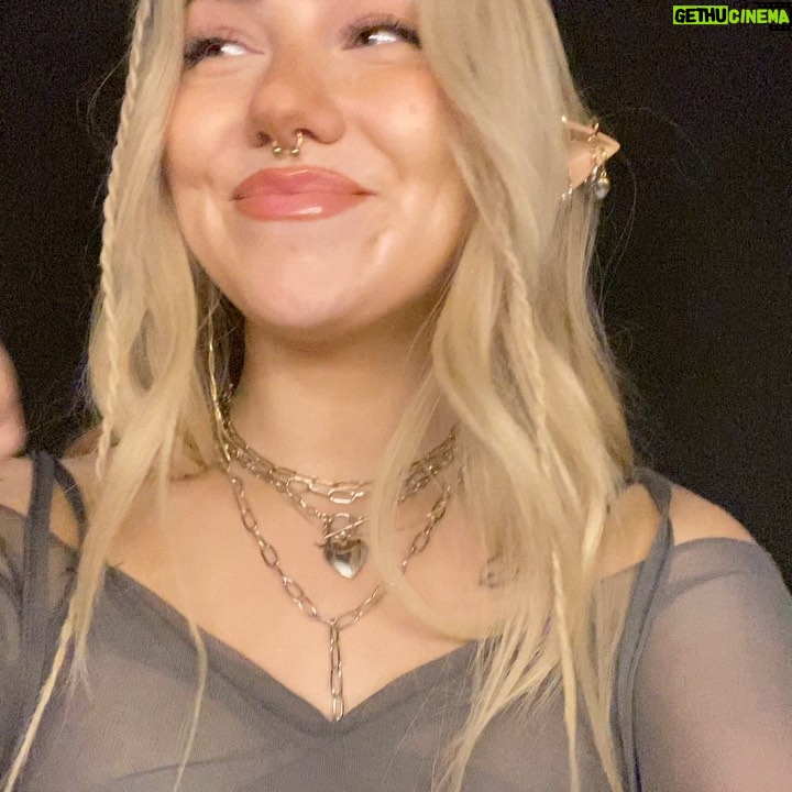 Evelina Instagram - mikä eve oot tänää 1. pelkkää tasasta, taas tuijotan luurii 2. jekkuli :P 3. mä tarviin vähä breikkii 4. TOSI jekkuli!! :D 5. unes 6. tämmönen? kiitos niin paljon ihanasta vastaanotosta sä <3 mä -biisille 🥹🫶🏼 en malta oottaa et kuulette koko levyn ja et nähään pehmee-kiertueella!! jeee
