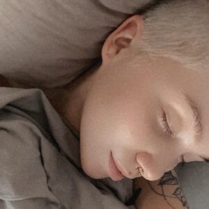 Evelina Instagram - mikä eve oot tänää
1. pelkkää tasasta, taas tuijotan luurii
2. jekkuli :P
3. mä tarviin vähä breikkii
4. TOSI jekkuli!! :D
5. unes
6. tämmönen? 
kiitos niin paljon ihanasta vastaanotosta sä <3 mä -biisille 🥹🫶🏼 en malta oottaa et kuulette koko levyn ja et nähään pehmee-kiertueella!! jeee