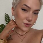 Evelina Instagram - HUOM hellä (tai helle) muistutus: pitäkää huolta itsestänne myös lämmössä 🫶🏼 ja jos syö SSRI-lääkkeitä niin sillon erityisesti pliis tarkkailkaa oloa lämmössä ettette kuumene liikaa, ei nestehukkaa tai heat strokee kellekään! aina ku nä kesän ekat lämpöaallot tulee, mun on toooosi vaikee suhtautuu sekä lämpötilaan että siihen muutokseen ihmisissä joka tapahtuu yhtäkkiä – tavallaan haluisin ottaa vastaan jokasen auringon säteen ja tavallaan en yhtään, ikinä. nyt tiiän et se johtuu neuroepätyypillisistä (audhd) aivoistani joilla on vaikeuksia säädellä kehon lämpötilaa. se on hassuu ja tuttua kaikista eletyistä kesistä ja myös blääh. itsestä riippumaton kuumuus on mulle ehkä pahin aistiärsyke enkä tuntuman puolesta oikeen osaa erottaa kesähellettä kuumeesta, oonkin yleensä kesästä ison osan sellasessa noin kolmasosapaniikissa et nyt tulin kipeeks. must tuntuu et helle on ulottuvuus johon osataan astua ja siit osataan nauttia ja sitä taitoa mä katon vähän kadehtien, sillä nä kauniit päivät yleensä lipuu mun ohi ku etin mukavuutta. hyvä juttu on se et en tunne kesäfomoa, se ois musta hölmöö 🥰 en tiiä miksi mussutan tästä, kai haluun sanoo että on ok olla tekemättä mitään kesällä, on ok ettei tee aktiviteetteja, on ok olla sisällä ja on myös ok bainaa elämänsä kesäkesää! 🫶🏼
